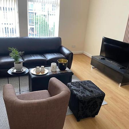 2-Bed Apartment - Sleeps 4 - Street Parking - Wifi Manchester Esterno foto