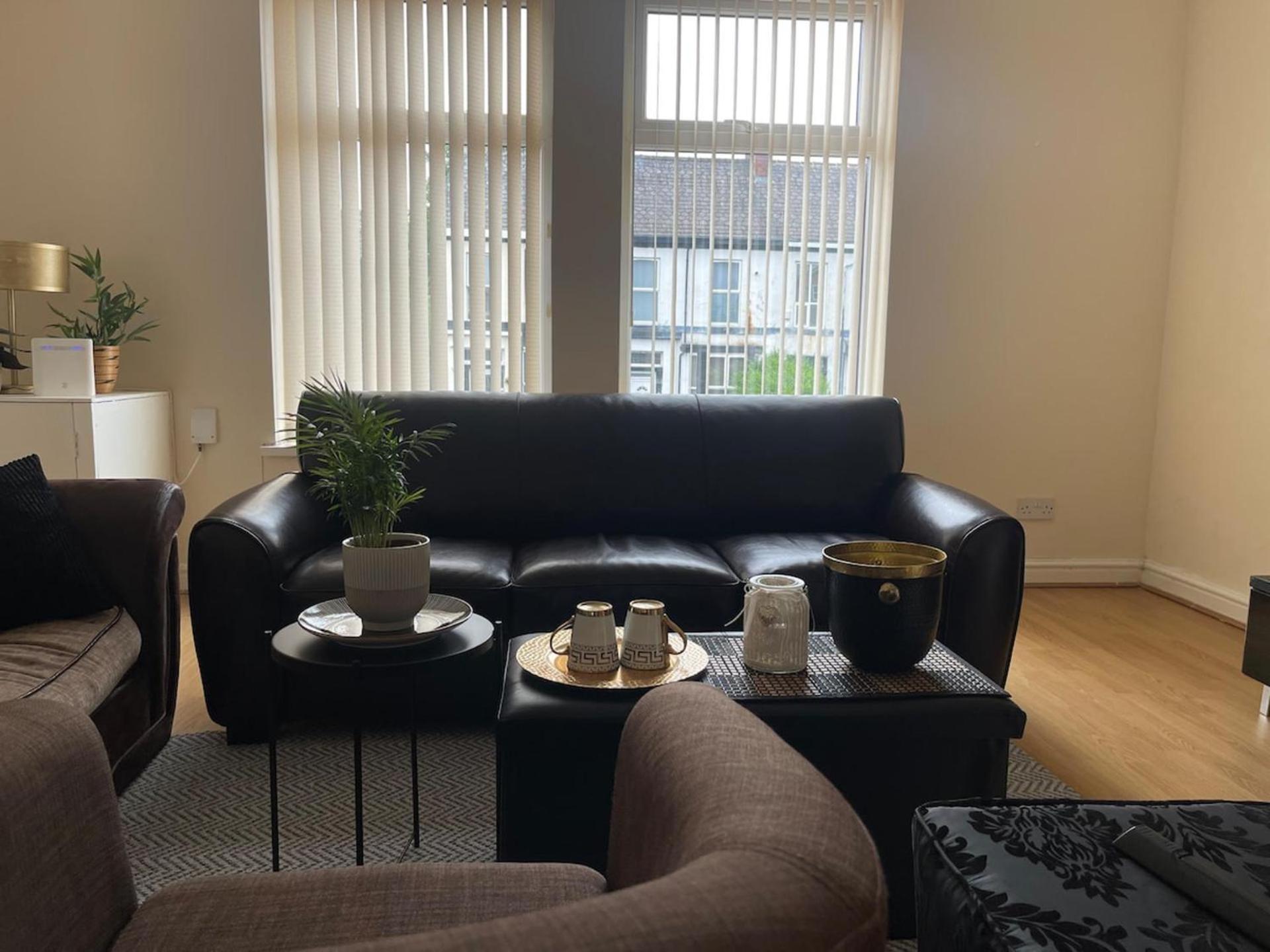 2-Bed Apartment - Sleeps 4 - Street Parking - Wifi Manchester Esterno foto