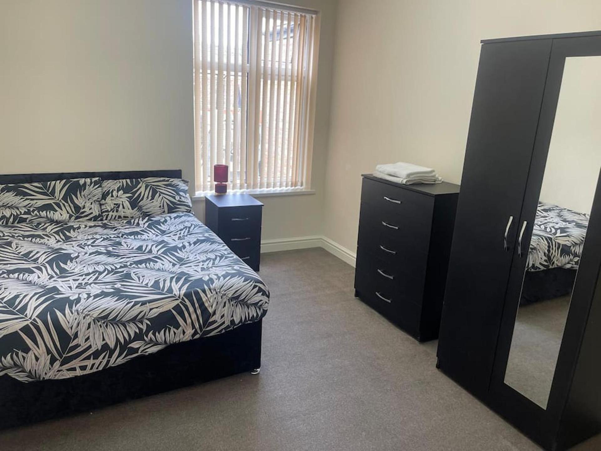 2-Bed Apartment - Sleeps 4 - Street Parking - Wifi Manchester Esterno foto